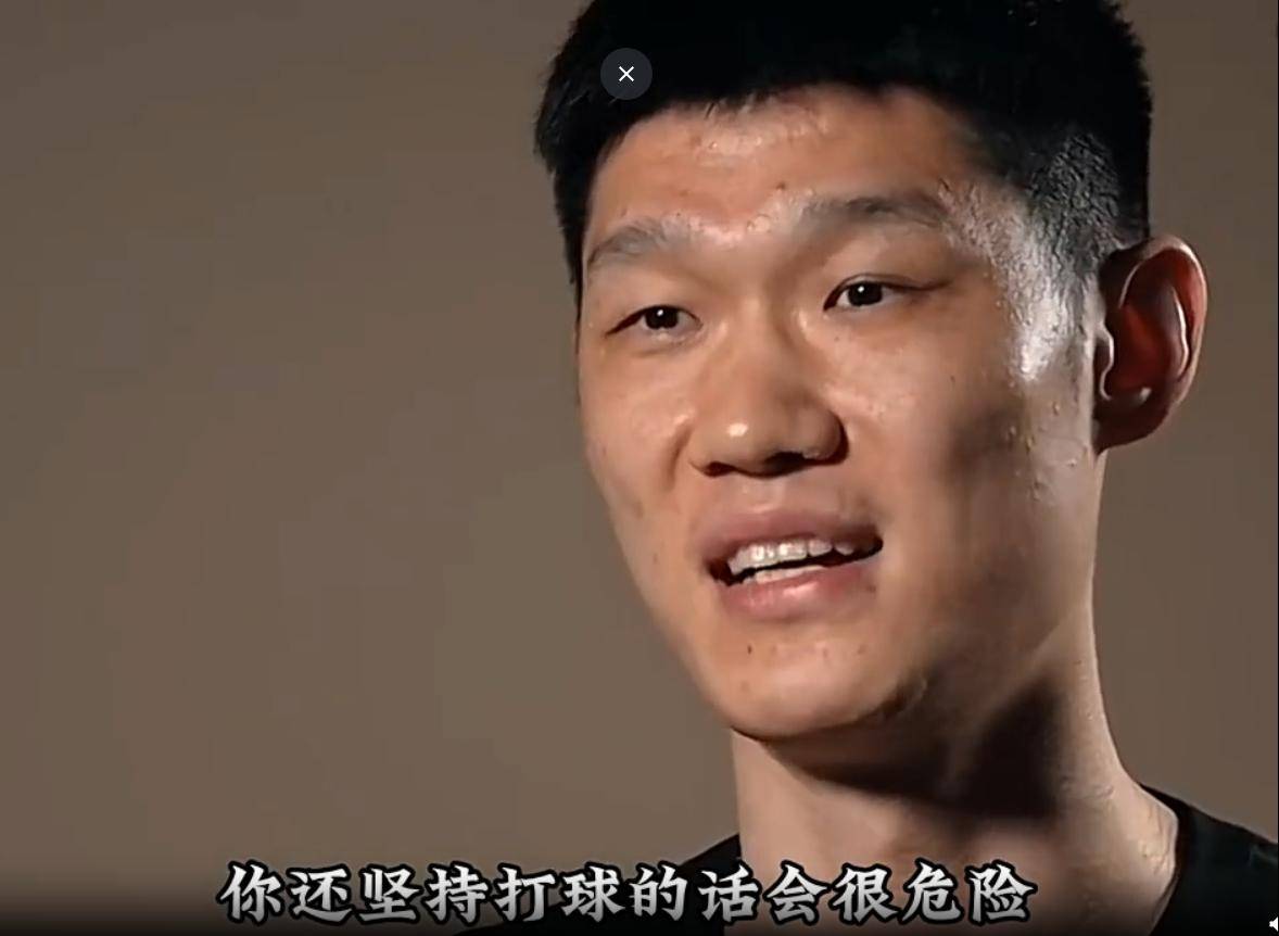 主教练言传身教，激励球队全力拼搏